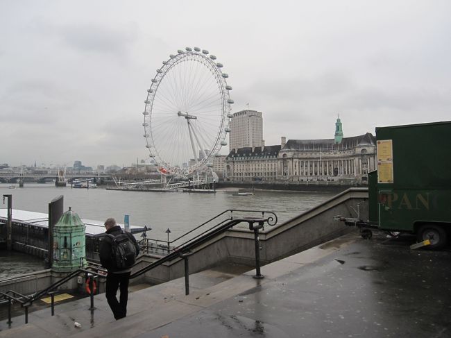 対岸にはロンドンアイが見えます。
