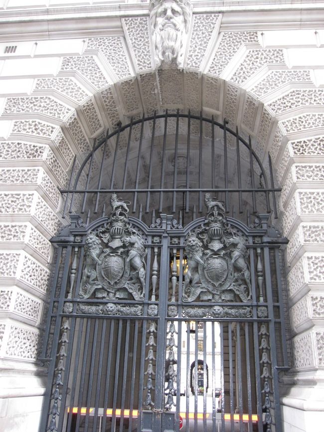 すごい門。<br />ヨーロッパは建物がすてきなので歩いてるだけで楽しい！