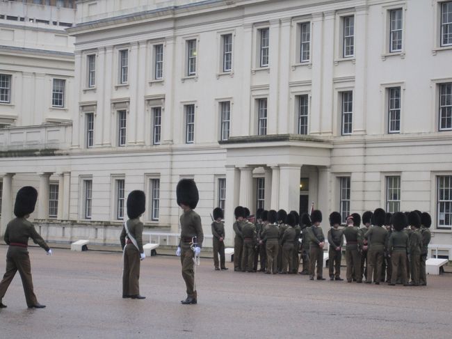 ぷらぷら歩いていると、セントジェームスパークの向かいのところで<br />衛兵たちがなにやらやってます。<br />練習？？？