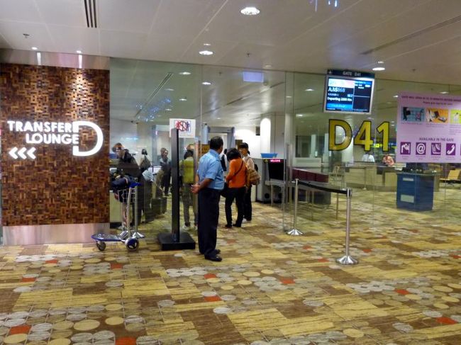 Ｄ４１ボーディングゲートから帰国便に乗り込みます