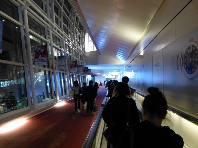 まだ夜が明けない早朝の羽田空港国際線