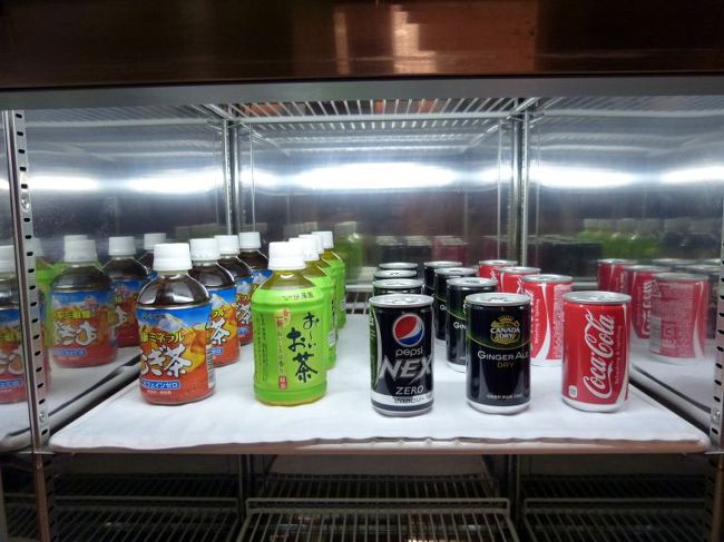 アライバルラウンジの飲物ははソフトドリンクのみのサービスで、アルコール飲料はありませんでした
