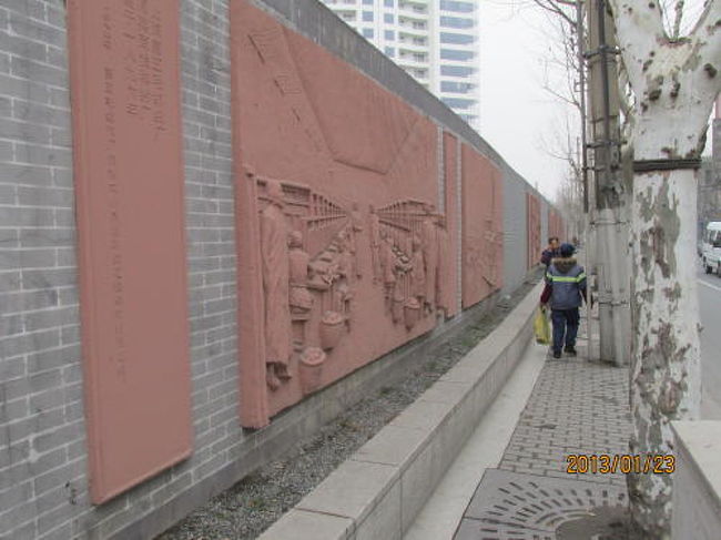 楊樹浦路の壁に展示されています。<br /><br />