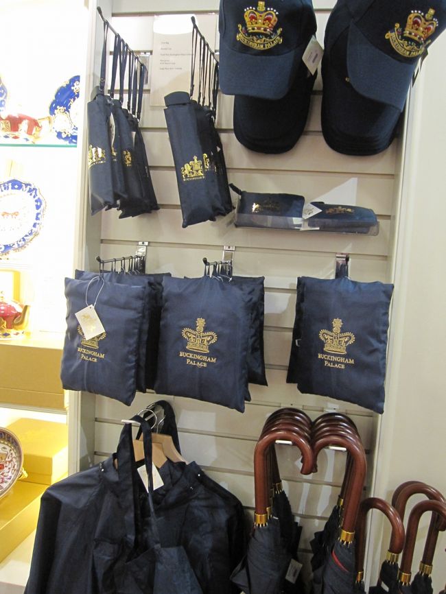 同じ建物内にショップもあります。<br />バッキンガムのロゴの色々な商品。<br />帽子にかさにとりあえず何でもあります。