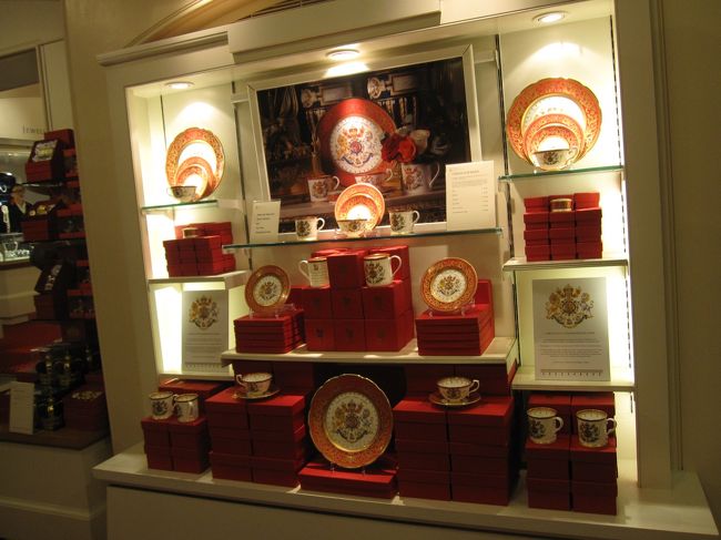 美しい食器もたくさん。<br />日本人のツアー客の方々はほとんどいませんでした。<br />ミュージアムは見なくてもここのショップはおすすめです。<br />食器等はお値段張りますが、クッキーや紅茶はハロッズより安かったように思います。ちゃんとバッキンガムのロゴ入りで。<br />ここで買ったお土産のクッキー、すごく美味しくて評判良かったです。