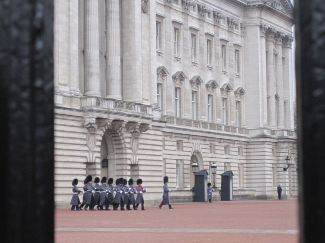 で、１１時１５分くらいに衛兵交代をみに戻ってきました。<br />もう動き始めてます。