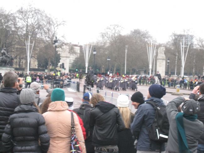 交代する衛兵がやってきます。