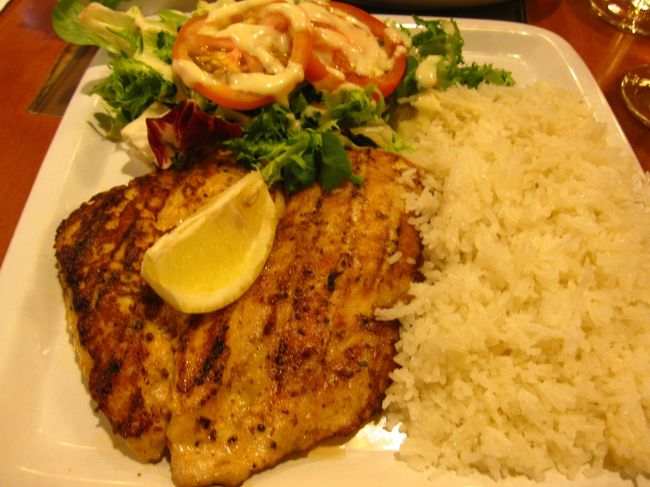 お昼ごはんあはバッキンガムからヴィクトリア駅に向かう途中の<br />イタリアンカフェで。<br /><br />私はチキンのロースト。<br />付け合せはご飯（タイ米っぽいの）<br />もうお米が食べたく食べたくて・・・。<br />