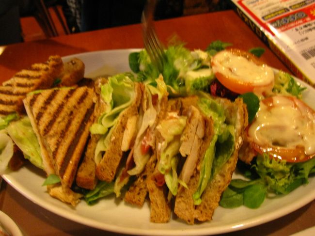 母はサンドウィッチ。<br />すごい量で食べれるかな？と言いつつ完食してました。<br />欧米人の胃袋になりつつある！？