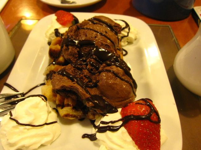 店頭にあったワッフルがおいしいそうだったので<br />ワッフル頼んだら、アイスが乗るとのこと。<br /><br />アイスなしでも十分美味しいのに。<br /><br /><br />このあとピカデリーサーカスへ行ってぷらぷらしました。