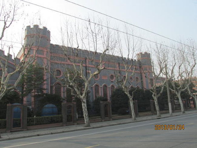 お城のような建物が並ぶ。