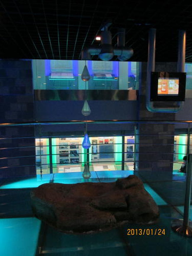 水の滴が石に穴を明ける。<br />