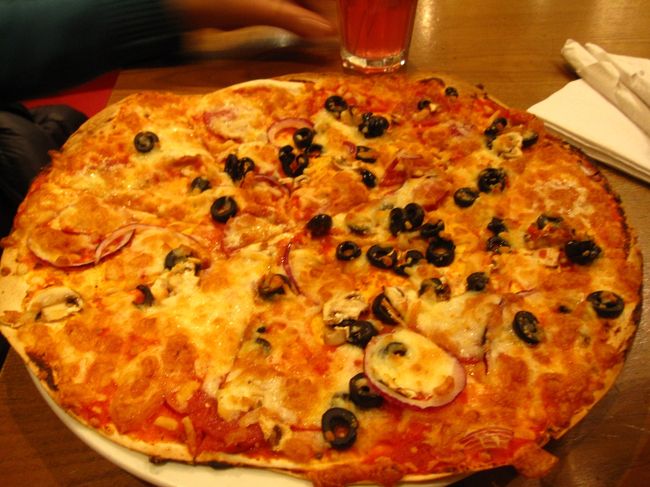 ７時までピザが５ポンドです。<br />SでもMでもLでも値段は一緒。<br />２人だったので「Mで」というと店員のお兄さんに<br />「どれでも同じ値段だからLしな」と言われLに。<br />トッピングを３つ選びます。