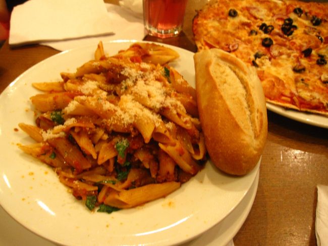 ペンネも頼んでみました。<br />ピザもペンネもチープなお味。<br />まぁ値段が値段ですから。<br /><br />