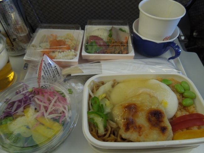 食事は和食と洋食。洋食は写真のナシゴレン。和食はおでんだったそうです。<br /><br />機内エンタメも日本映画や日本語字幕映画が多くて、チョイスに困るくらいでした〜。<br /><br />でもビール飲みすぎて、爆睡でした(T_T)