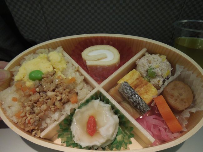 これが到着前の食事。<br />すごくかわいいお弁当でした。これだったらコンビニで売っていたら、きっと買うな！<br />ひとつひとつが手が込んでいてすごくおいしかったです。<br />へんなオムレツとか出されるよりほんと良かった。<br /><br />行きは10時間ほどかかりました。（帰りは6時間半）<br />それでも、2回食事して1本映画見て、途中で爆睡していたら「あっ」という間に到着です。