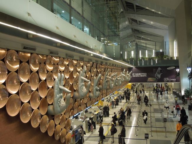 これ、いろんな方のブログで見ていた空港なので、これが現れた時にはちょっと感動！<br /><br />このまま荷物を受け取って、出口を出たことろに迎えの人が・・・いない・・・<br />いや！いるはず！ようく見ると、迎えの人で空港の中に入れているのはホテルの迎えだけで、旅行会社軍団はどうやら空港外みたい！<br />そんなこんなでうろうろしていると、空港の係員という人に、「ちょっとこい！」と言われた。空港の係員といっても信用できないインドでは、なんでいかなきゃいけないんだ！って食い下がっても、ちゃんとしたIDを見せられてこういわれた。<br /><br />「おまえらキムチもってるだろ！」「おまえらいっつもキムチもってる！」<br /><br />どうやら韓国人と間違われているよう。韓国人の旅行者街中でいっぱい見かけたからね。<br /><br />係員はアグリカルチャーなんとかの人だった。食品などの持ち込みを検査するらしい。<br /><br />スーツケースをあけて、ちょっとだけ見て、<br /><br />「もういい！行け！」だとさ。<br />まあ、へんにお金とられなくて良かったけど。<br /><br />そんなバタバタで空港の外にでたら、ファイブスターの看板持った迎えの人がちゃんといました!(^^)!