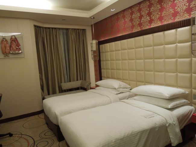 初日のホテルは「メトロポリタン」。旧日航ホテルです。<br />それほど広くはないですが、ベッドが一番寝心地がよかったです。<br /><br />バスタブはないかったのですが、シャワールームがあって、シャワーのお湯の出方と温度がすごくよかったです。