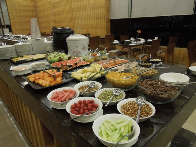 朝食はフルーツや卵料理以外に、カレーも沢山ありました。<br />朝からもちろんカレーです。<br />卵料理は世界中のホテルで食べれるので、やっぱりインドではカレーでしょ！！！<br /><br />パパイヤがシーズンみたいで、街中でも沢山うっていました。ホテルでも毎朝いただきました。<br /><br />あ〜食事が豪華だと心が満たされます！