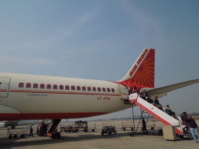 私たちは30分の遅れとゲートチェンジに遭遇しました。双方とも英語でアナウンスがありました。このぐらいは自力でできないとファイブスターはきびしいかも？ですね。<br />デリーの空港送迎の日本語ガイドの日本語はかなりあやしかったです。かろうじてコミュニケーションはなんとか大丈夫かな？くらいのレベルでした(T_T)