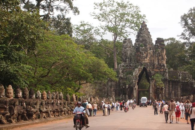 そうそう、バイクに5人乗りとか、1家全員乗りとか<br />よく目にしました。