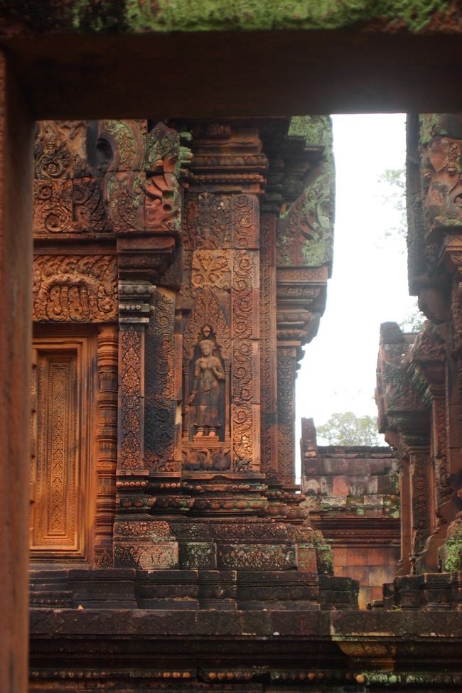 バンテアイ・スレイ<br />東洋のモナリザを見に行きました。<br />フランス人に盗まれたこともある<br />優しい微笑み<br /><br />