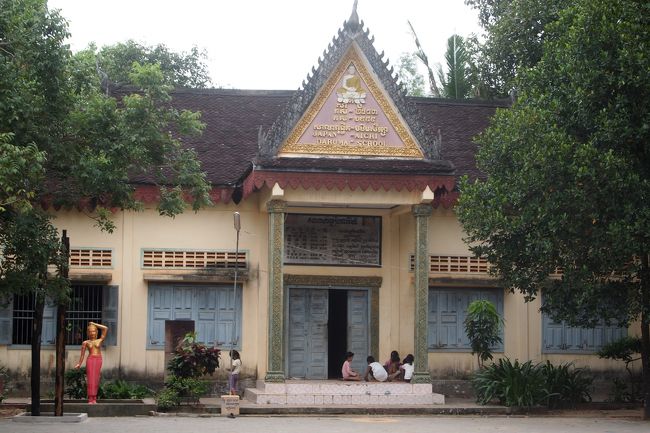 キリングフィールドに行って、クメールルージュのことを現地の方に教えてもらいました。<br /><br />今は学校が立っていて、子供達が楽しそうに走り回っていました。