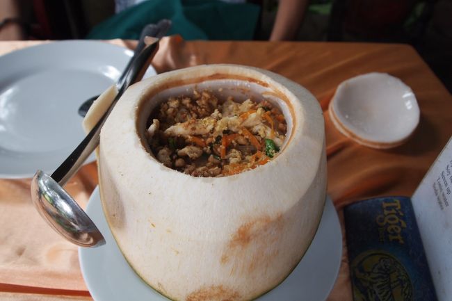 お昼ご飯！<br />ヤシの実の中に、ご飯が入ってる！<br />美味しかった〜