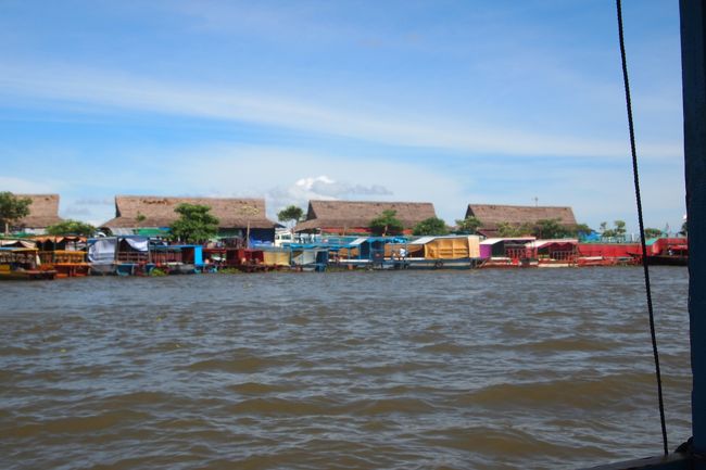 トレンサップ湖クルーズへ<br /><br />水上で生活している人が沢山いたり、ワニの養殖を見たり<br />未知の世界です。