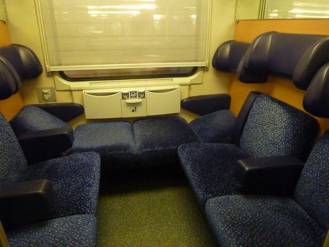 座席を引き出すとベッドのようになり、横になることができます。学生時代には、こういった夜行列車を宿代わりにして旅をしたものでした。