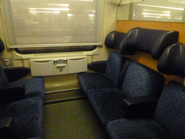 2等車内は6人1室のコンパートメント車です。
