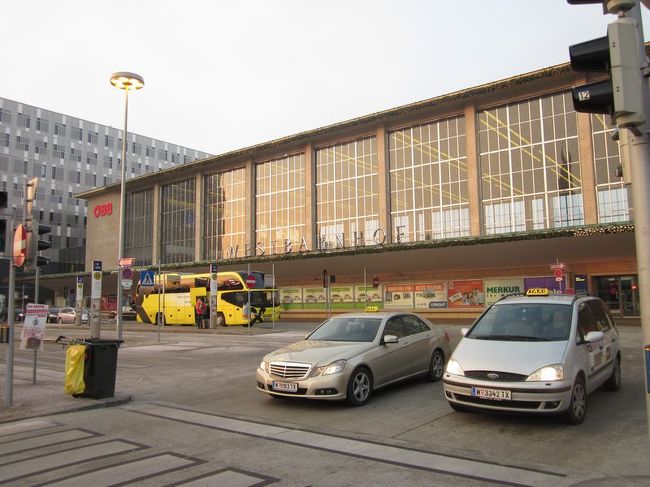 スロバキアの首都・ブラチスラヴァへはウイーン中央駅からとのことで、トラムで移動します。