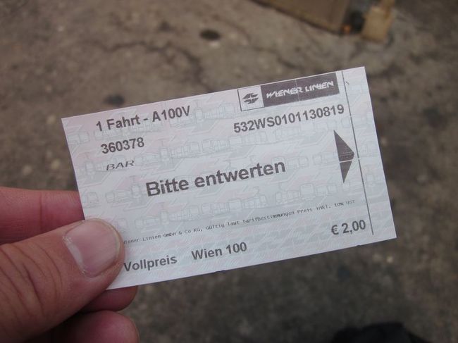 自動券売機でチケットを購入しました。2ユーロ（約230円）でした。