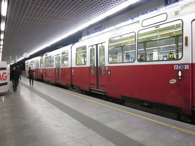 2両編成のトラムは地下にもぐり、ウィーン中央駅に到着です。