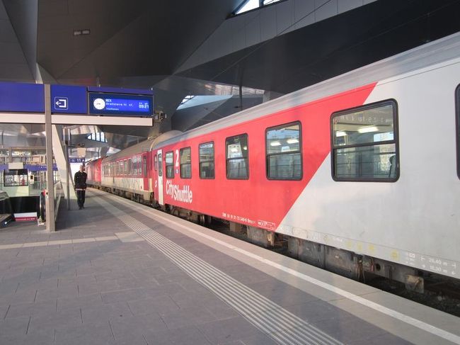 真新しいウイーン中央駅のホームには、すでに列車が入線していました。