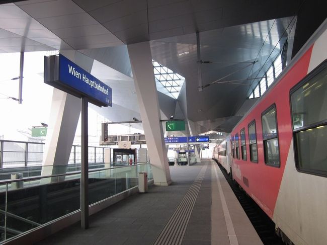 せっかく23年ぶりのウイーンというのにオペラ座にもシュテファン寺院にも行かず、ザッハートルテも食さず、このままブラチスラヴァへ移動です。自分で言うのはなんですが、つくづくマニアックな旅だとは思います(^^<br />http://4travel.jp/traveler/satorumo/album/10748807<br /><br /><br /><br /><br /><br /><br /><br /><br />