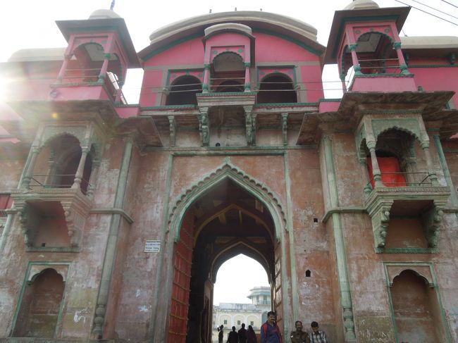 今日は到着後自由行動だったんですが、つぎの日に全部観光するより、今日少し見ちゃおう！というガイドの思い付きにより、本日ラームナガール城を見学。<br /><br />ガイドはアバヤさん。いまどきの若者って感じです。ジーンズをかなりルーズに履いていてるので、ちょっとひっぱりあげたくなりました。<br /><br />日本語はデリーの送迎ガイドよりプラス20%くらいかな？<br />ただ、説明は自分がしゃべれる日本語範囲でしか説明しないので、事前事後の自習が必要。<br /><br />私たちはそんなに詳しい説明は不要なタイプなので、これでOKでした!(^^)!<br /><br />送迎ガイドもバラナシのガイドも誠実で一生懸命なのはわかるので、それだけで満足でした!(^^)!