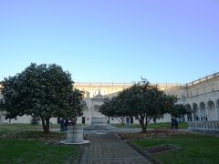 サン・マルティーノ修道院に入ります。
広々とした中庭は修道院らしい簡素で整ったものです。