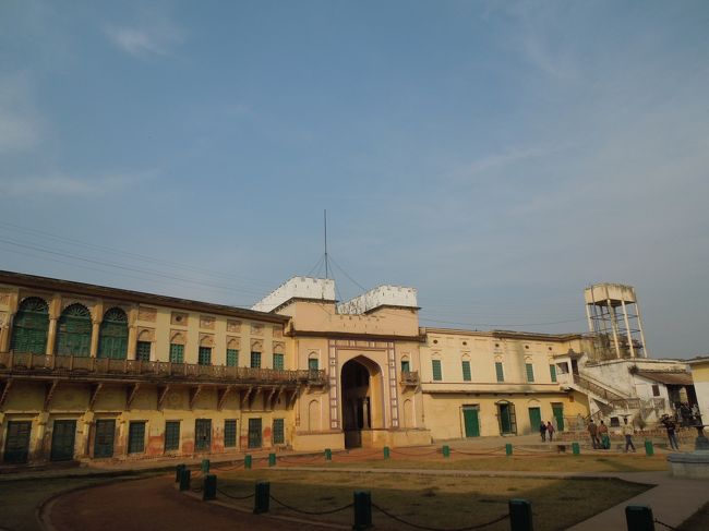 ラームナガール城はいまでもマハラジャがお住まいのようで・・・使用人の洗濯物が普通に干されています。(+_+)<br /><br />今日の観光はここまで。<br /><br />車でホテルまで帰りました。