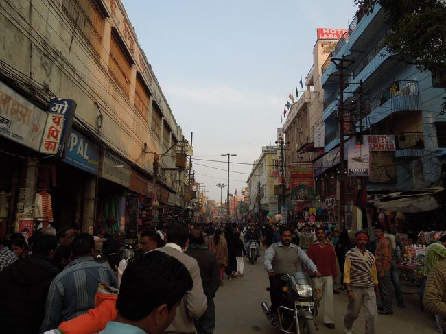 ホテルに戻ってから、ガンジス川沿いの旧市街に行くためにオートリキシャを使いました。<br /><br />ゴードウリヤまで150ルピーかなり高いと思うが。。。誰に聞いても200ルピー、この辺の観光客相場だろうか・・・<br />まあ、どんなに粘っても100円安くなるかならないか？なので、わりといい値で乗ってました(@_@)<br /><br />旧市街は想像を絶する感じでしたよ。サイクルリキシャ、オートリキシャ、車、人、犬、牛、すべてが混在している、これぞ「ザ・インド」だと思いました。