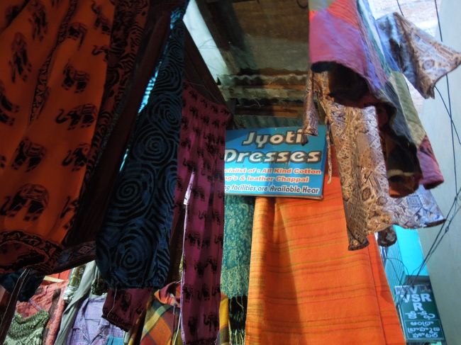 ベンガリトラ通りにあるお店に行きたかったので、人に教えてもらいながらベンガリトラ通りの入口をようやく発見。<br /><br />いろんな方のブログを事前に拝見してましたが、すぐにお土産屋さんに連れて行かれるとか、高い旅行会社に連れて行かれるとか・・<br />今回、道を教えてくれたお兄さんは、先に話しかけてきたからちょっと怪しいな？とおもったけど、普通に教えてくれました。<br /><br />今回、我々はしつこく誘われるとか、リキシャのドライバーに勧誘されるとか全然なかったです。運がよかっただけか？