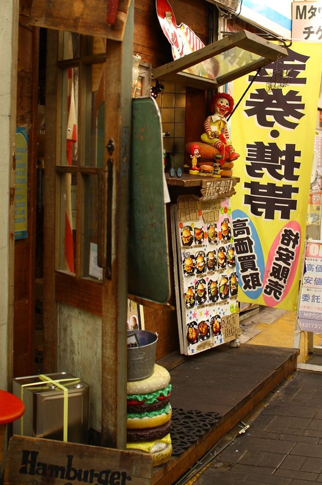 町田仲見世商店街はターミナルロードから<br />旧町田街道まで貫通している路地とターミナルロードから入る<br />狭い路地などからなっています。<br />昔ながらのお店や古い路地の建物を工夫してお洒落なお店、<br />結構楽しめる路地です。