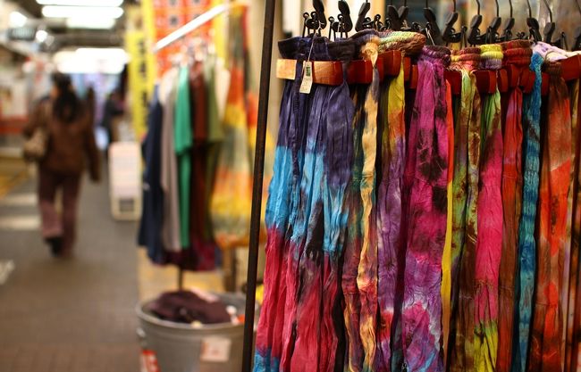 色とりどりのロングスカート。<br />デザインTシャツのお店だそうです。