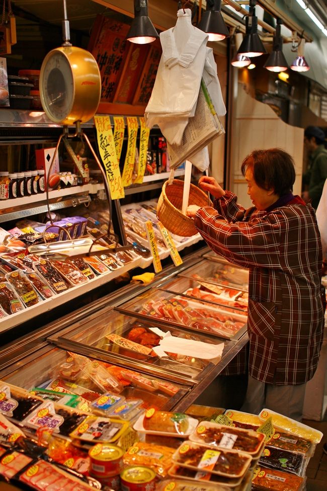 昔ながらの魚屋さんもあります。<br />お金を入れたざる、量り、風情がありますね。<br />お魚の美味しいお料理の仕方を教えて貰ったり<br />スーパーには無い楽しさがありますね。