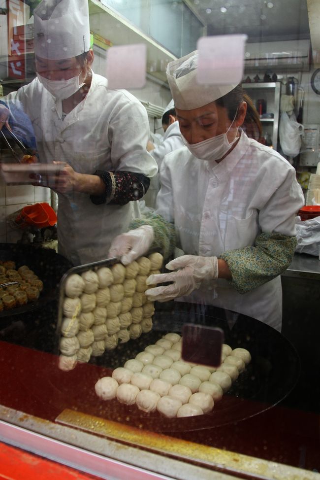 ここは「小陽生煎饅頭屋」さんです。<br />たくさんの人がいつも並んでいます。<br />外はパリパリ、気を付けて食べないと中の熱いおつゆがぴゅーっと<br />出てくるので要注意です。<br />４個340円、６個510円です。<br />美味しいです。