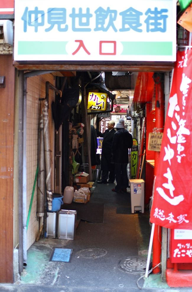 今回のお昼は仲見世商店街でもより細い路地、この奥です。<br />あっ。もう結構並んでいますね。