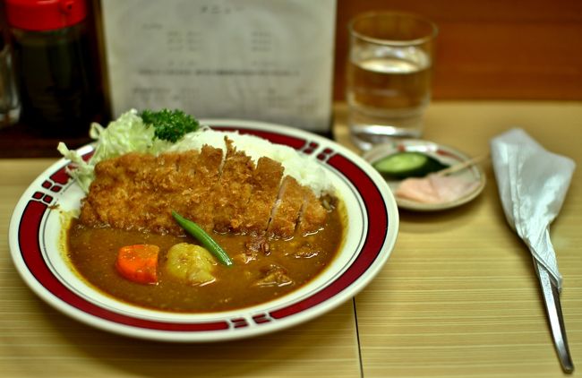 このお店で一番人気のカツカレーです。<br />随分いろいろな雑誌に載っています。<br />サクサクのカツがとても美味しいです。<br />辛さは中辛です。