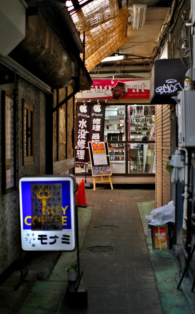 このお店のある路地のアーケードは、すだれ？です＾＾。