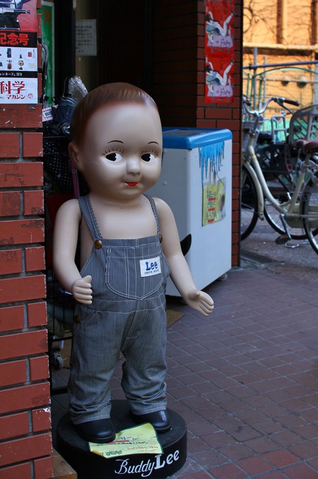 カッコいい、ヒッコリーストライプのオーバーオールの男の子を発見＾＾。