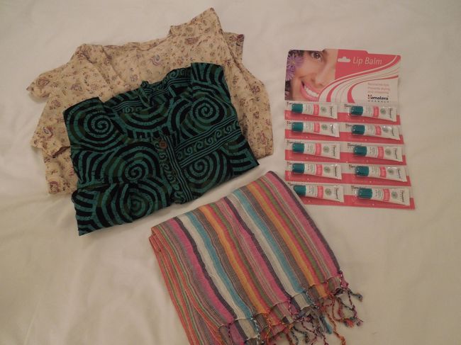 ジョティドレスで購入したチュニック＆ノースリーブ。<br />そして、事務所のメンバーにスカーフ、自分用とばらまき用のリップクリーム<br /><br />Himarayaは日本でも有名みたい。インドにいたときずっと使用していたけど、すごいいい！100%オーガニックです。
